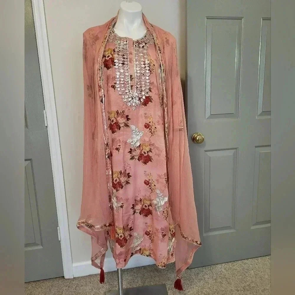 Pakistan Made In India Embroidered/Sequins Floral Top with Sheer Wrap Scarf(S) - Picture 5 of 12